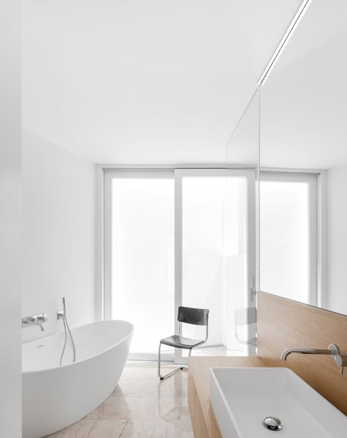 Contemporary wet room. Casa dos Abraços by Marlene Uldschmidt. © FG+SG. #bathroom #contemporary #wetroom