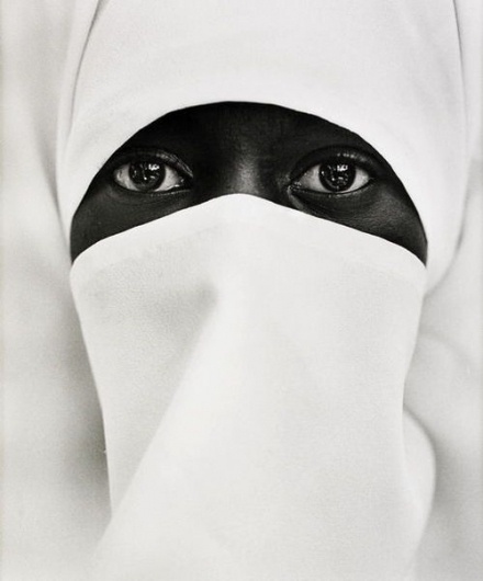 Et sur les visages affleurent tempêtes, bonaces, courants et le saut des poissons qui rêvent de voler* « LE CLOWN LYRIQUE #stare #striking #white #eyes #black #photography #and #face