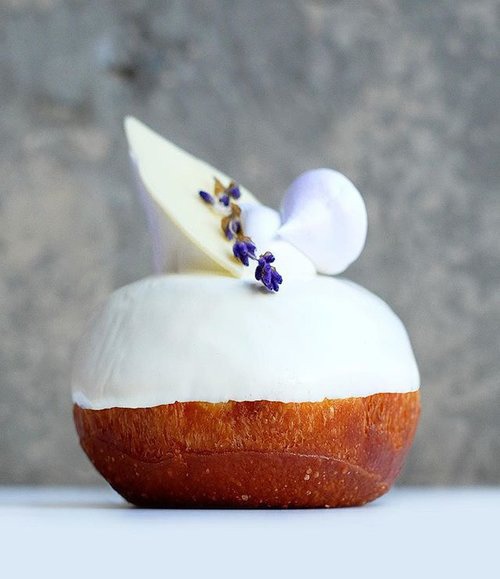 🚨New Flavor Drop🚨 LAVENDER & HONEY DOUGHNUT - A beautiful donut filled with a lavender & lavender creme patissiere, topped with a almost paint-like white lavender glaze, meringue kiss, white chocolate shards and a lavender sprig. Don't forget we can cater your office with these works of art (link in bio) and if it's too cold you can order from @caviar @seamless @postmates #doughnuts #doughnut #supermoonbakehouse #baketheinternet #newyork