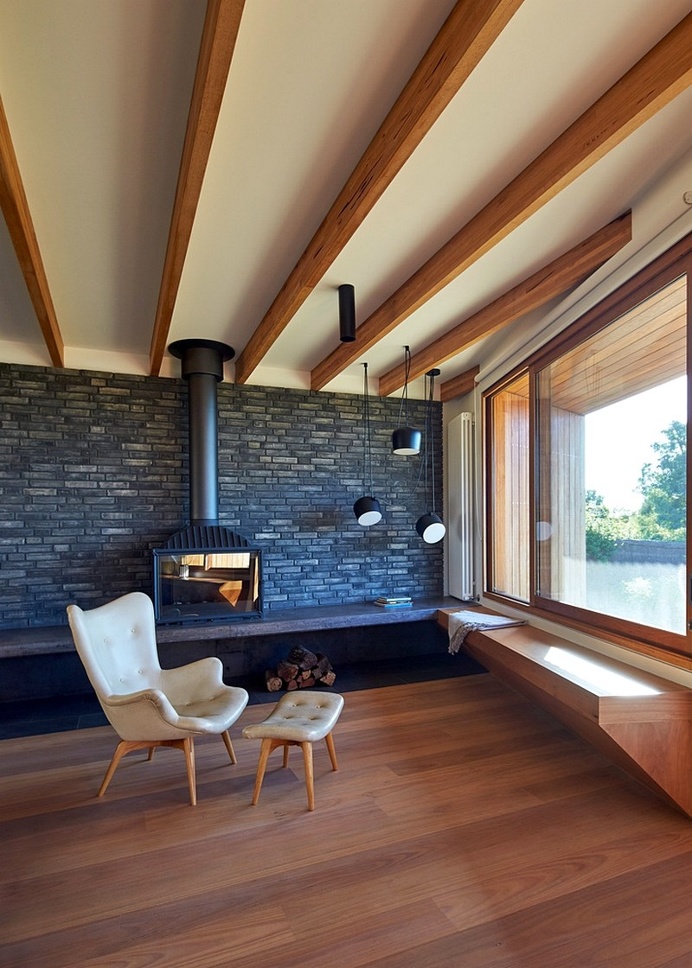 Split House – Two Volumes Linked by a Splayed Stair