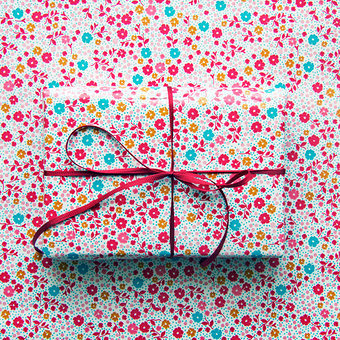 'Geschenke verstecken' ein Foto von 'Flügelfrei' #red #pattern #camouflaged #gift #birthday #ribbon #flowers