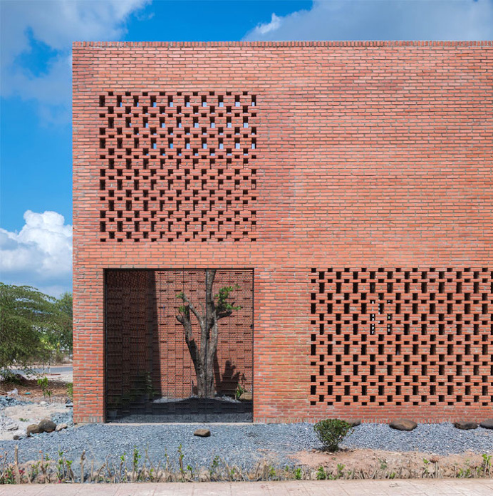 Small Brick House by Tropical Space