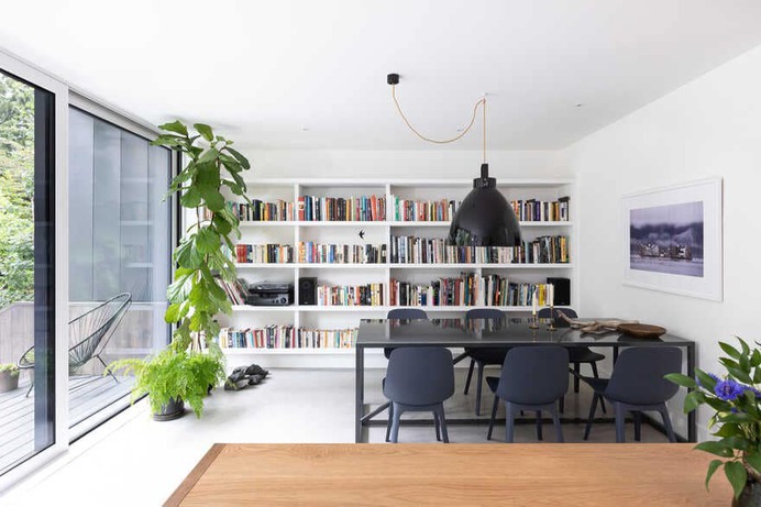 House With Two Bay Windows / D'Arcy Jones Architecture