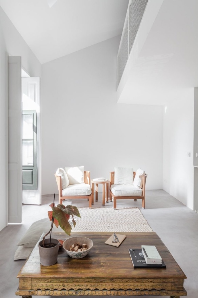 Transitional living room. DL House by URBAstudios. © João Morgado. #livingroom #transitional #mezzanine