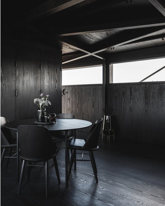 A Atypical Living Retreat Amidst an Industrial Landscape 13