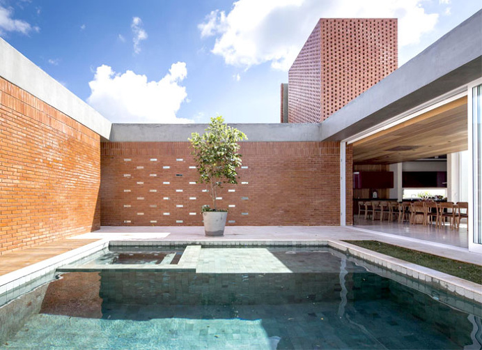 Brasilia Located Red Bricks House - #architecture,#house,#housedesign