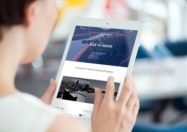 Free Photorealistic iPad Tablet Mockup PSD