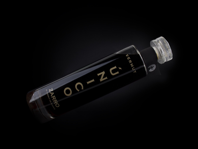 Zarro Único I Vermouth packaging. By Grantipo. #packaging #design #black #brand