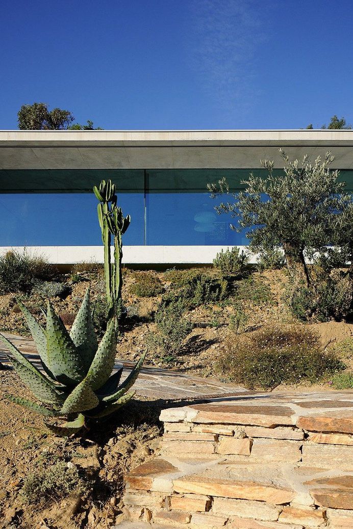 La Mira Ra House Offers an Intimate Opening Towards the Sea 14