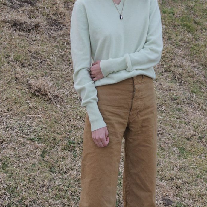 Alexa de la Cruz on Instagram: “Mint cashmere weather 🧤”