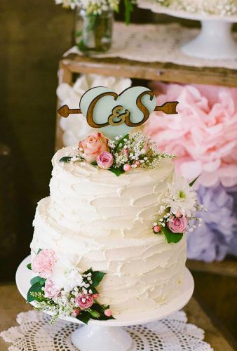 A special charm that vintage wedding cake toppers will give. Choose your version in our collection.