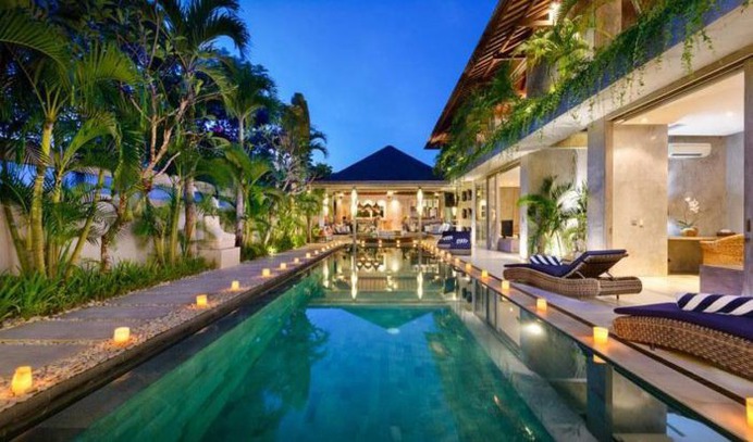 Down a sun kissed, green lane and from side to side an unassuming door lies the ultimate in modern 5 bedroomed hideaways. Book with Villa Getaways.