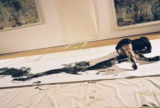 WOMAN_PERFORMANCE_1500_0_resize_90.jpg (JPEG Image, 1024 × 692 pixels) #paint #paper #woman #room