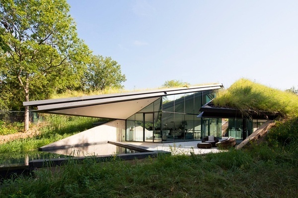A FEW STEPS BELOW GROUND: EDGELAND RESIDENCE BY BERCY CHEN STUDIO #architecture