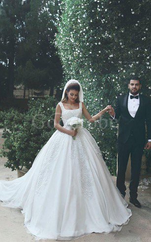 Robe de mariée de traîne moyenne de traîne mi-longue a-ligne avec fleurs en dentelle