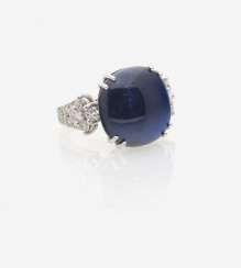 RING WITH A CABOCHON SAPPHIRE AND BRILLIANT-CUT DIAMONDS