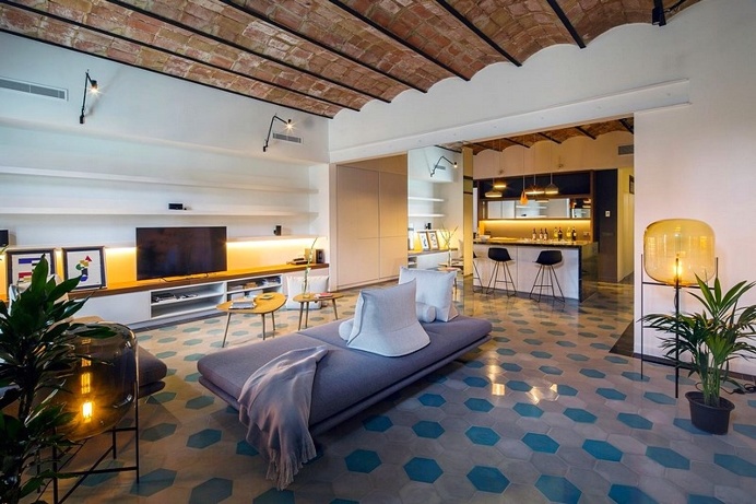 House of Mirrors – Dwelling in Barcelona's Placa Catalunya