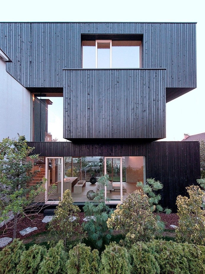 A 1934 Ljubljana House Receives an Extension Consisting of Three Cubic Volumes