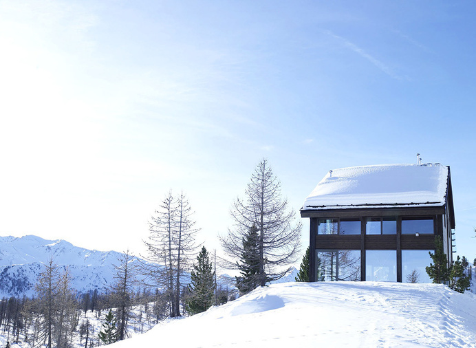 Mirroring the Solitude of a Fresh Mountain Setting: Chalet Camelot #mountain #glass #wood #architecture #dwelling