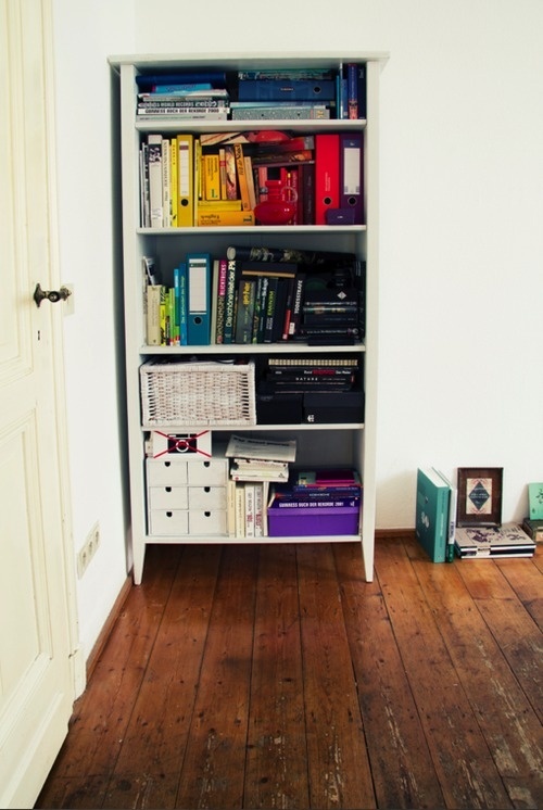 ©LaraBispinck #cupboard #living #books #colors #rainbow #room