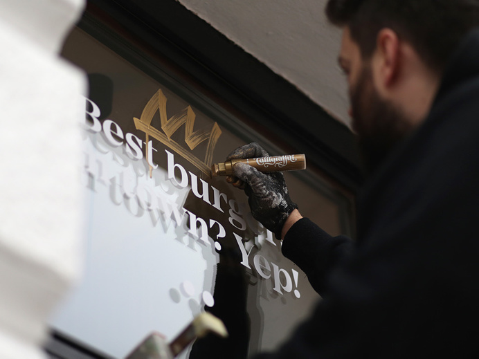 Bó burger and fries culinary food branding corporate design interior architecture by Hopa studio poland mindsparkle mag gold golden black g