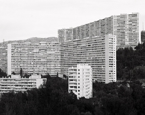 tumblr_lkdb15ZiMD1qbcryoo1_500.jpg (JPEG Image, 500 × 397 pixels) #landscapes #architecture #facades #green