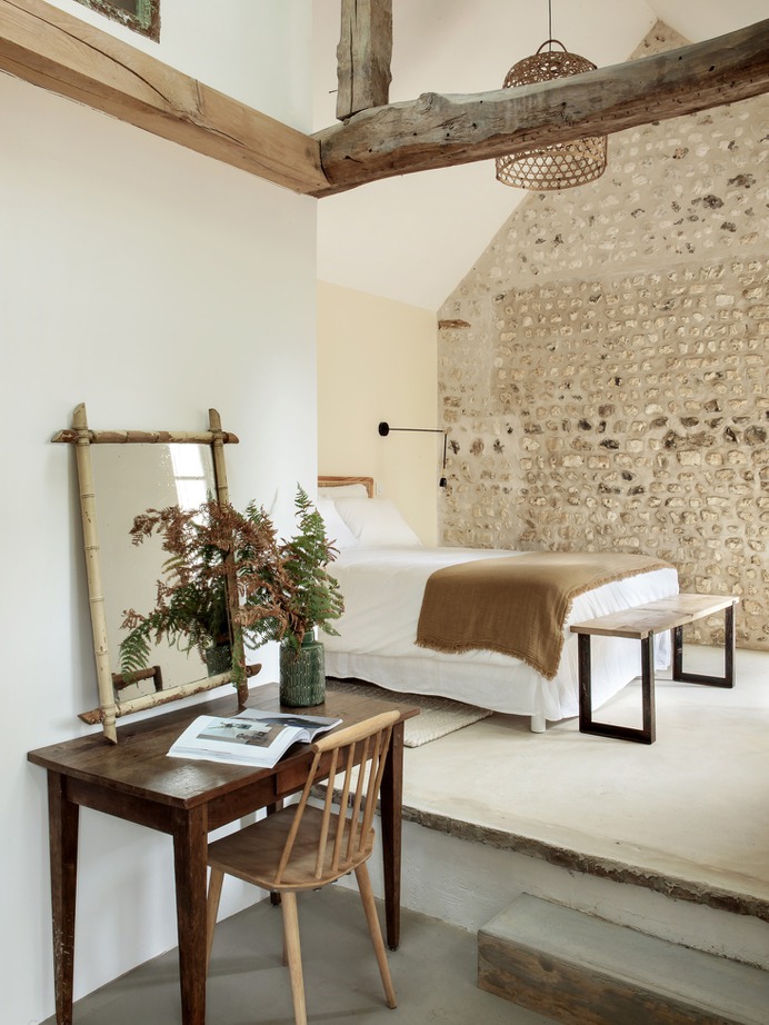 The annex has a farmhouse vibe. To create this suite, Feilders had the attic floor removed to expose the beams and cathedral ceiling.