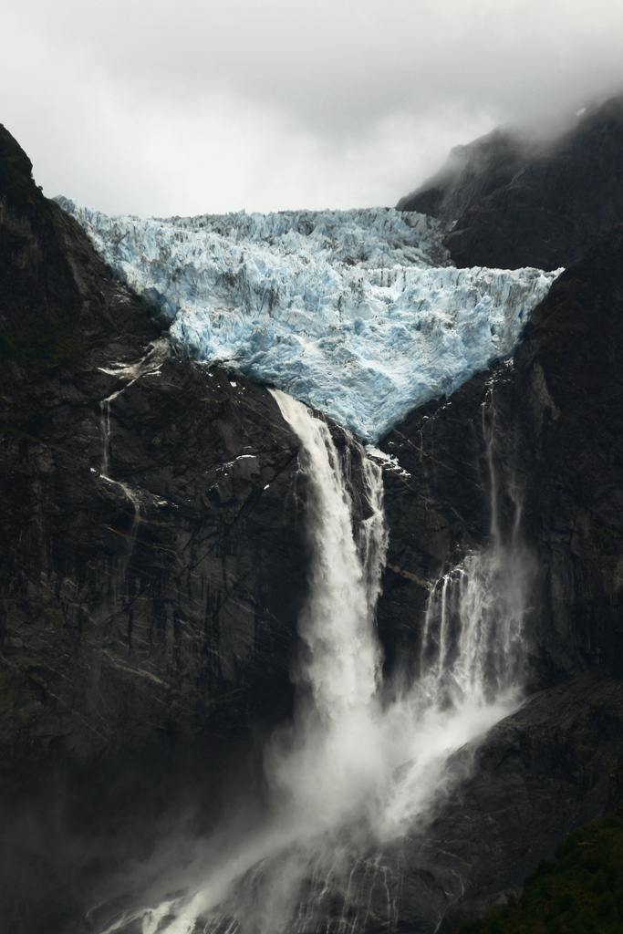 Ventisquero Colgante Queulat | Flickr - Photo Sharing! #melt #mountain #water #gorge #cold #glacier #cliff #photography #ice #waterfall #valley
