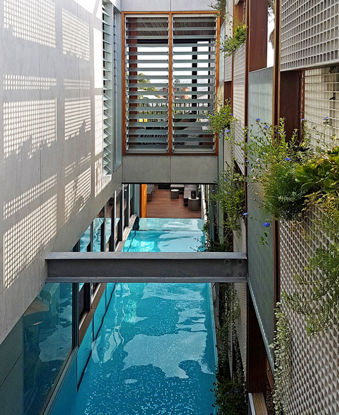 House in Australia Revolves Around a Stunning Swimming Pool - InteriorZine