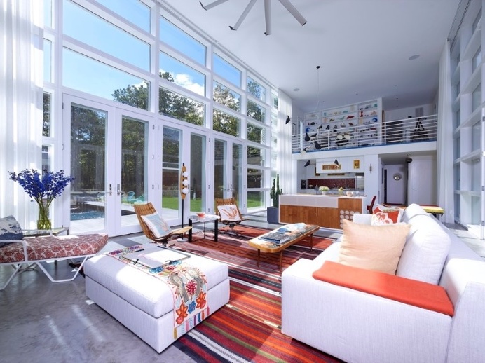 This Sagaponac House Features a Grand Living Space