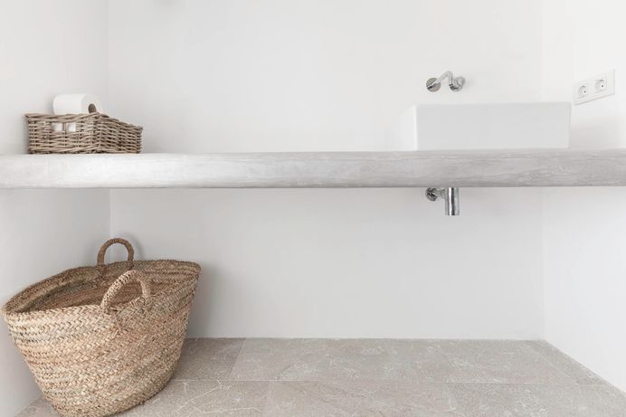 Concrete countertop with vessel sink. Felanitx renovation by Munarq. © Gonçal Garcia. #concretecountertop