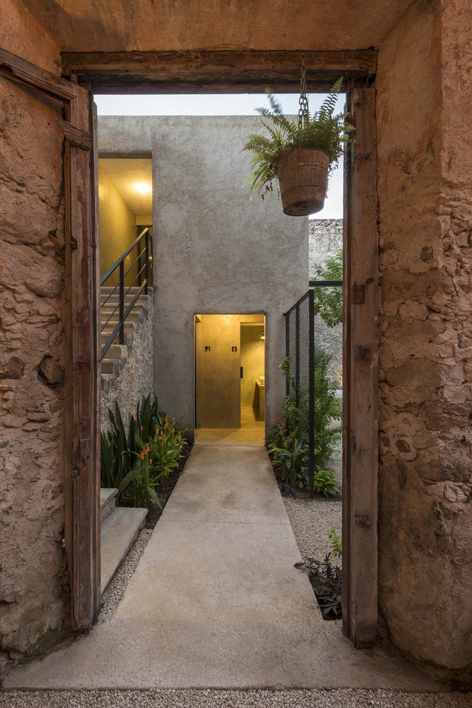 Garden Makeover: Ruins of a Colonial House Become a Garden Bar in Mexico