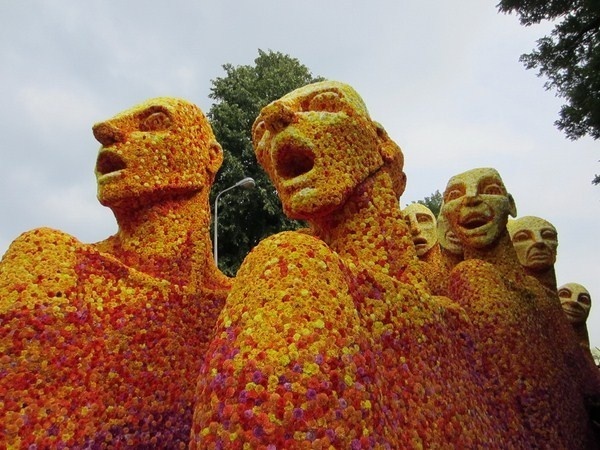 Sculpture from flowers with name Publiek #sculpture #of #art #flowers #parade