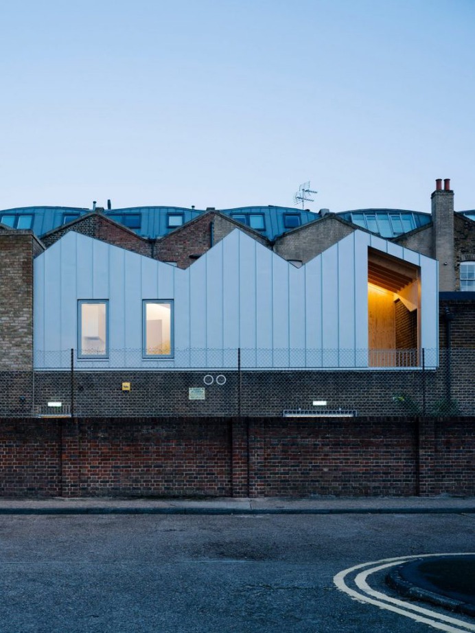 Delvendahl Martin Architects adds flat with jagged roof to artists' workshop