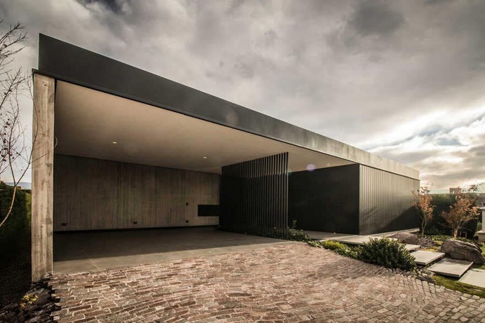 One Level House in Mendoza That Combines Green Elements with Modern Ergonomics
