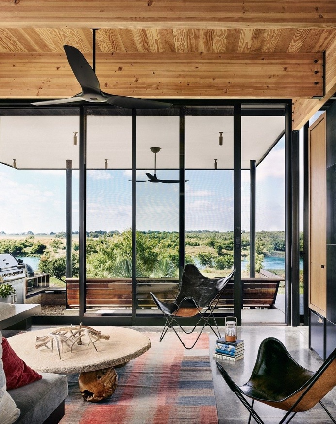 Contemporary Texas Retreat with Double-Height Glass Walls 8
