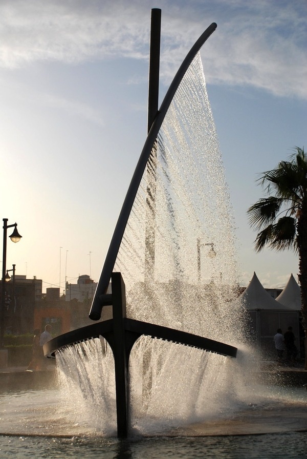 CJWHO ™ (Spectacular Fountain Sprays Water to Look Like a...)