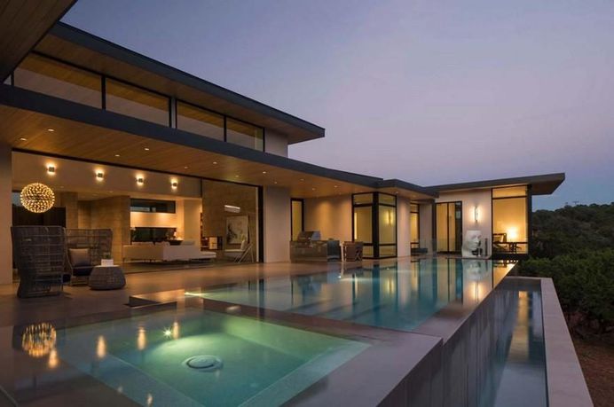 Contemporary Texas Home Designed to Maximize the Surrounding Views 12