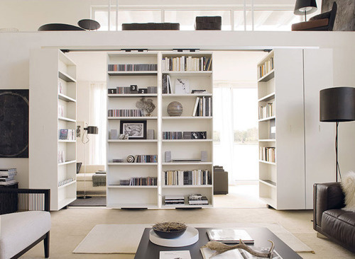 minimalistisch. #interior #white #hidden #books #home #light #bookshelf
