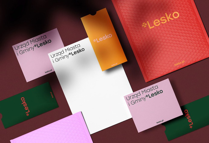 Lesko Corporate Design - Mindsparkle Mag Jarosław Dziubek is the designer of this project: the Corporate Design for Lesko. He used strong, contrasting colors and a simple typography for the logo, stationary and signage and was able to achieve a beautiful and modern brand identity. #logo #packaging #identity #branding #design #color #photography #graphic #design #gallery #blog #project #mindsparkle #mag #beautiful #portfolio #designer