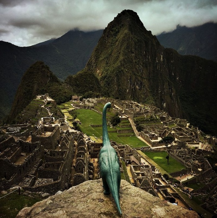 Dinosaur Toys Turn Tourists in Jorge Saenz's #Dinodinaseries