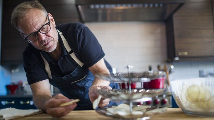 Alton Brown pulls back the curtain
