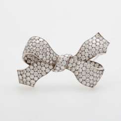 Brooch / pendant in the loop shape