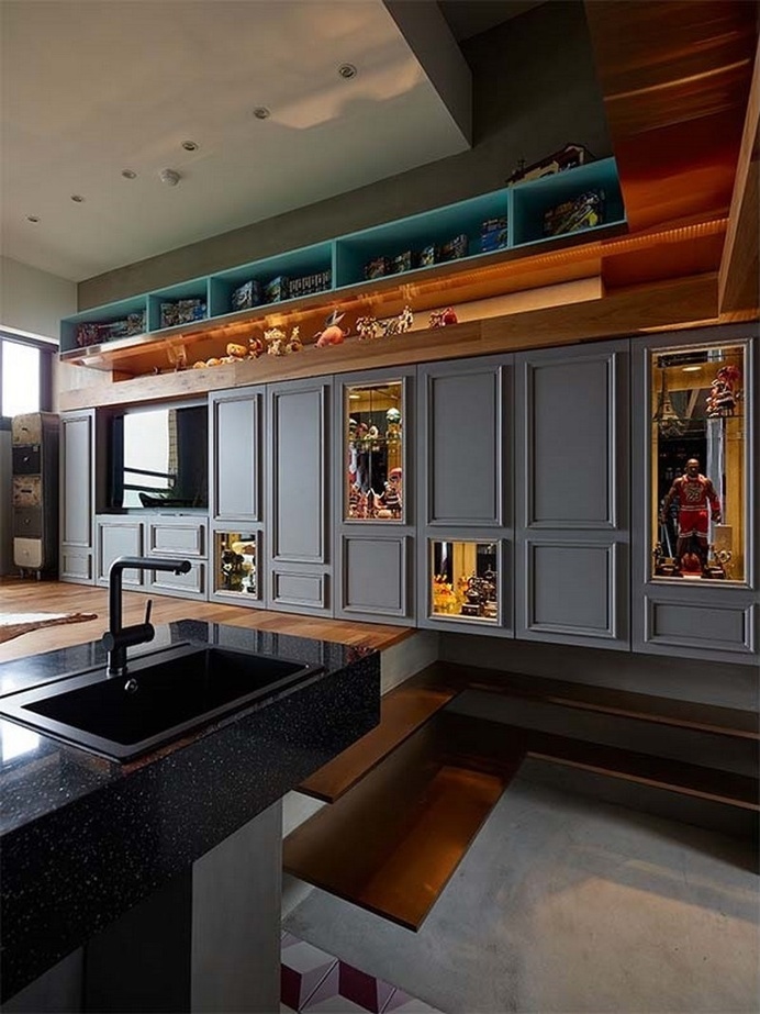 Eclectic House for Two Collectors of Toys / Taipei City