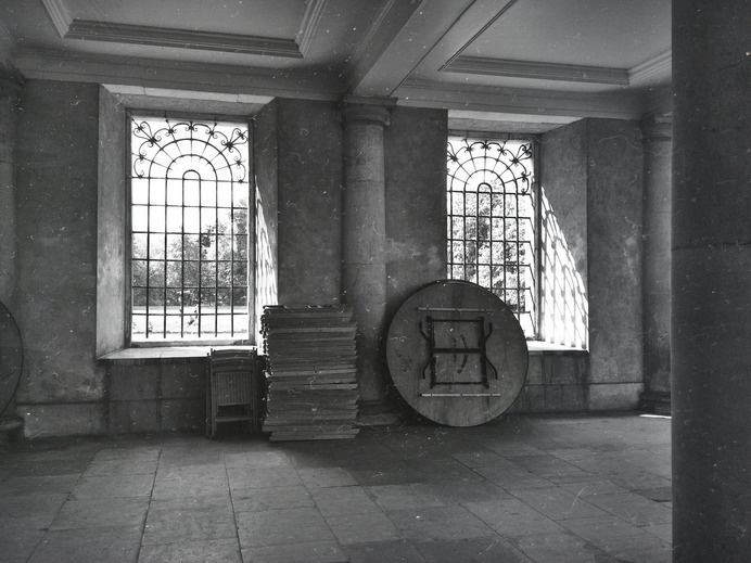 Cambridge trinity tables | Flickr - David Walby #cambridge #white #& #black #walby #iphone #window #david #table