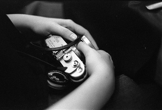 Más tamaños | Sin título | Flickr: ¡Intercambio de fotos! #girl #camera #leica #photography #vintage #hands