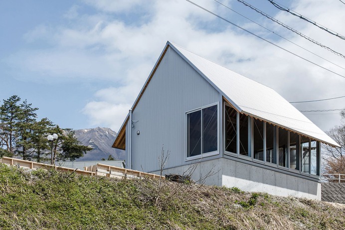 Daisen Work Hut by Niimori Jamison