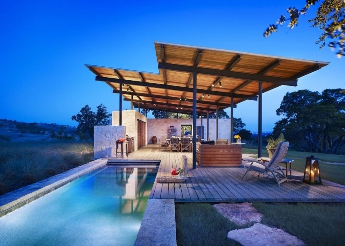 Story Pole House: "sunrise to sunset" living room