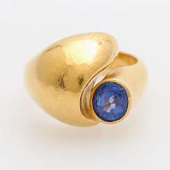 Extravaganter Damenring mit ovalfacettiert Saphir