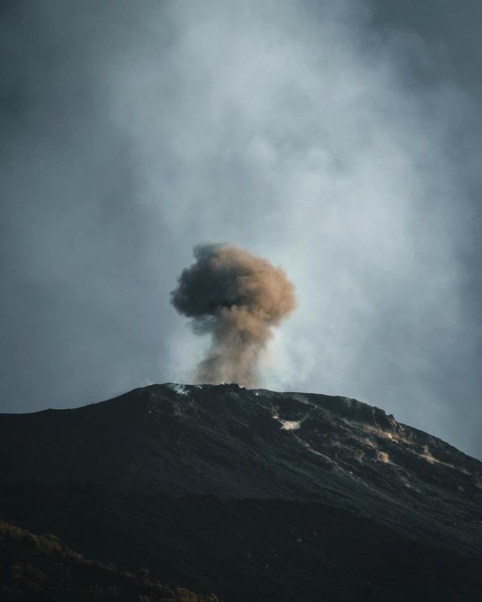 Oliver Arlart Climbs Stromboli Volcano to Capture Spactacular Lava Flow